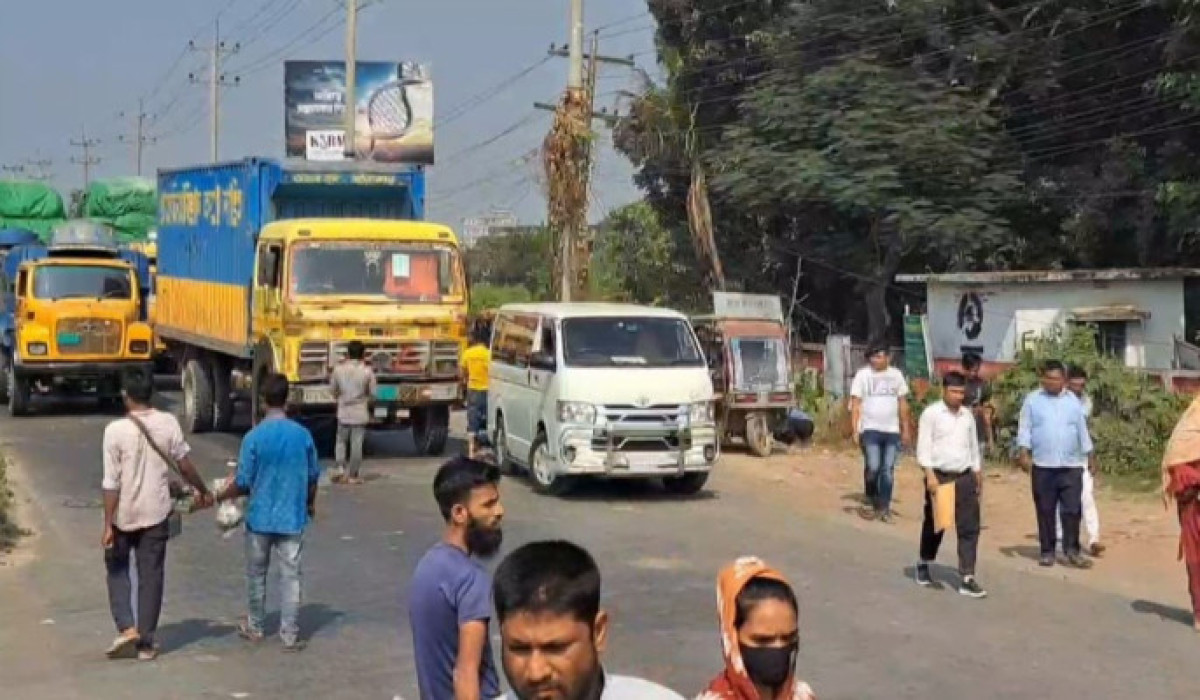 গাজীপুরে বেতনের দাবিতে তৃতীয় দিনের মত সড়ক অবরোধ বেক্সিমকোর শ্রমিকদের
