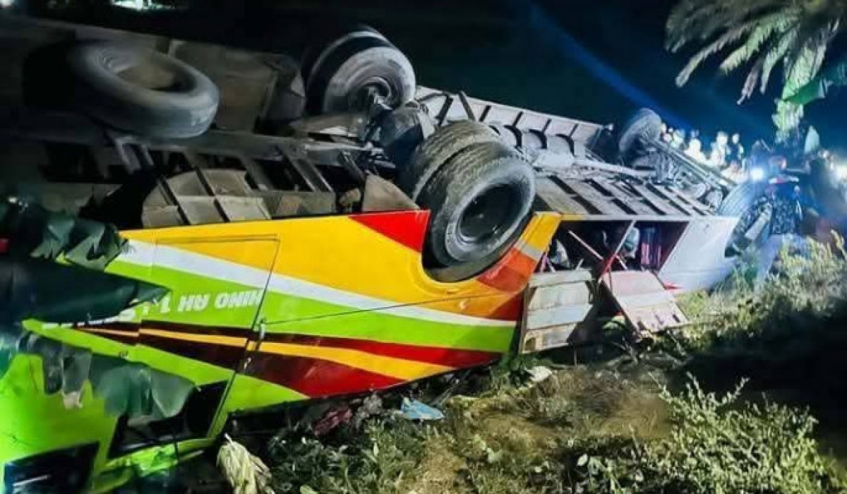 ফরিদপুরে বরযাত্রীর বাস উল্টে খাদে পড়ে নিহত ১, আহত ৩৭