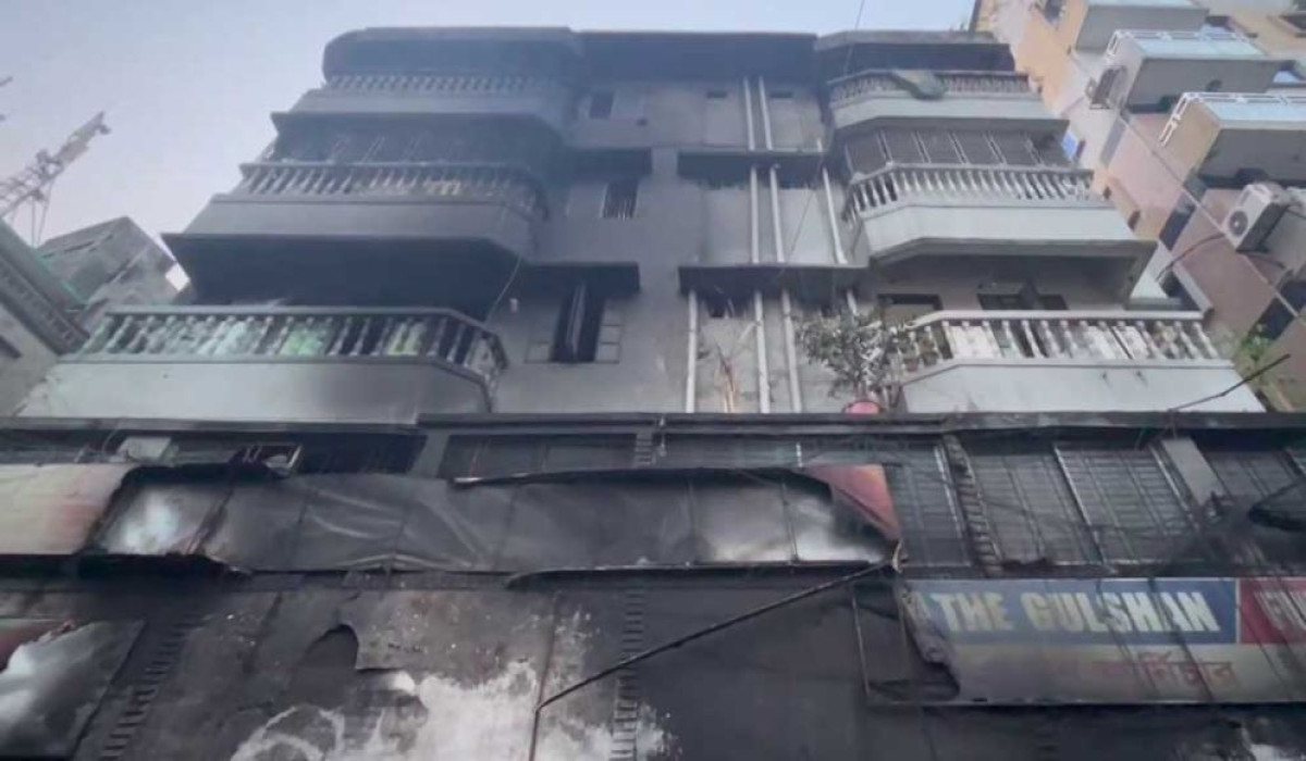 বংশালে আসবাবের দোকানে অগ্নিকাণ্ড: ধোঁয়ায় শ্বাসরুদ্ধ হয়ে নিহত ১, আহত ১৮